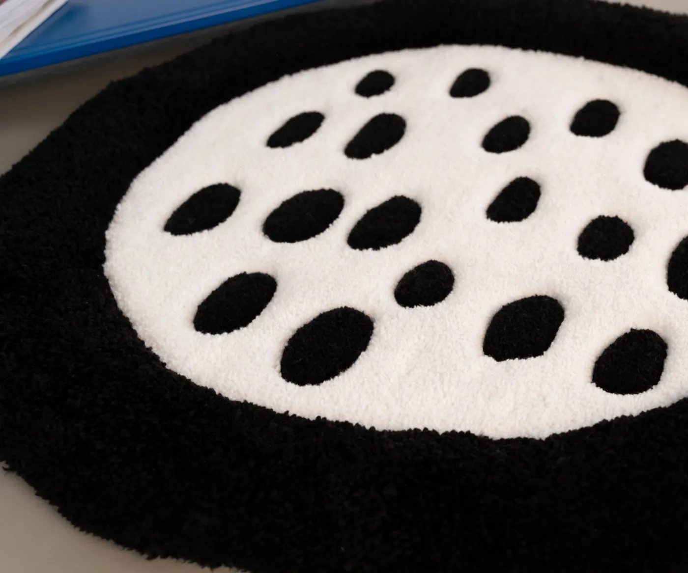 Коврик-лежанка черно-белая, 70х75