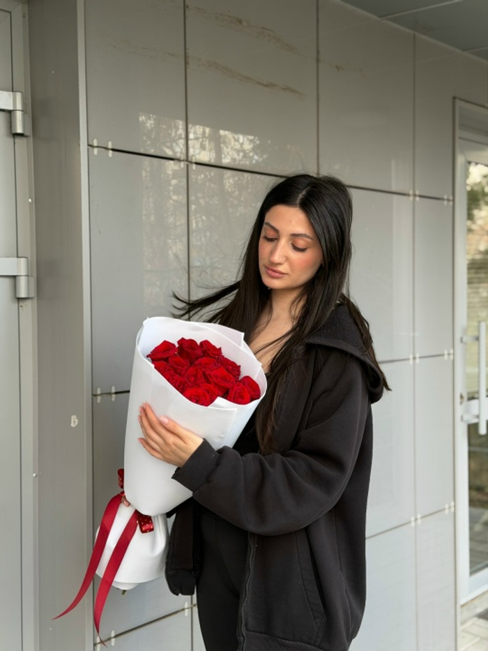 15 роз Red Naomi 60 см в оформлении