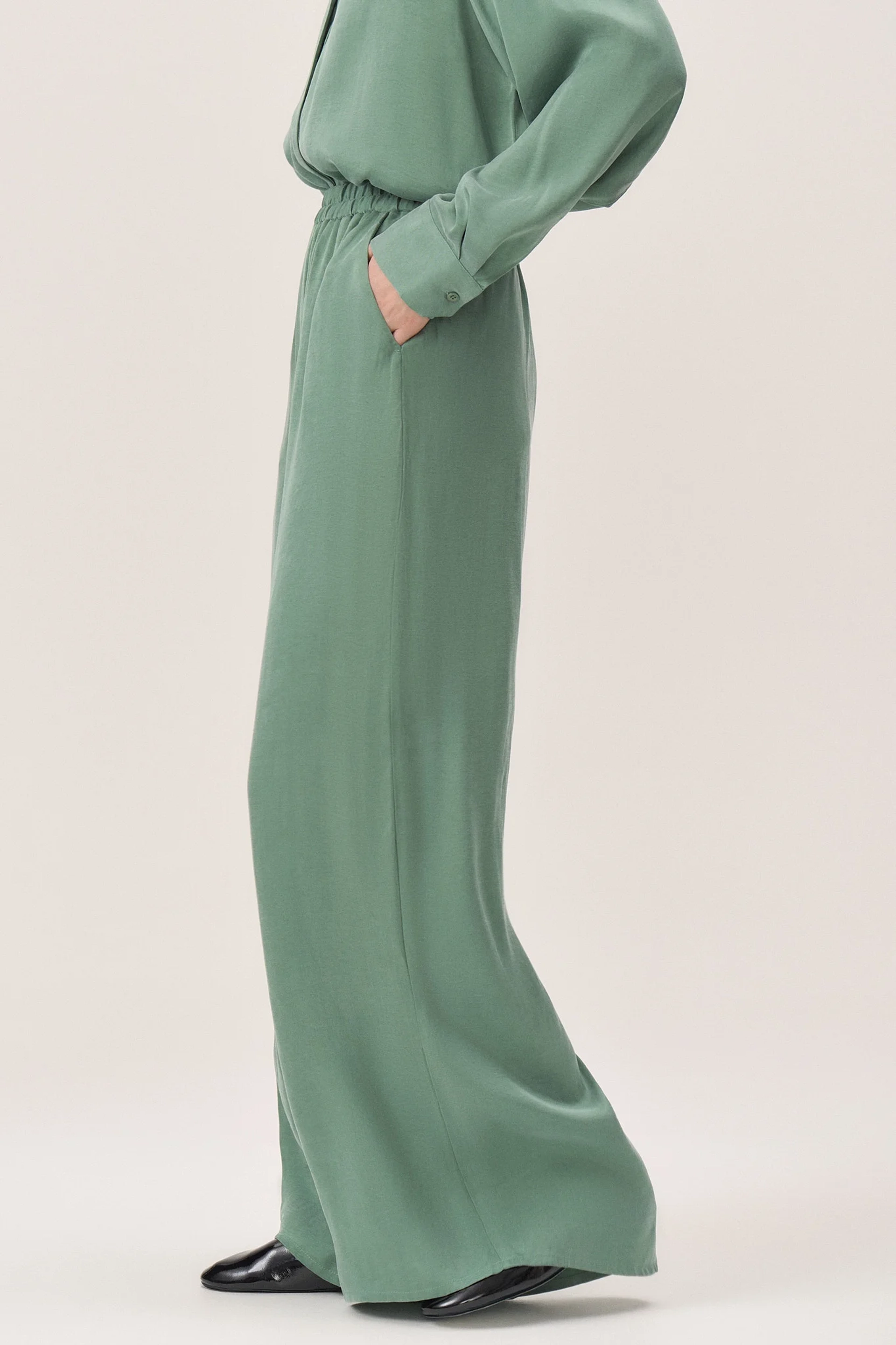 Широкие брюки на резинке