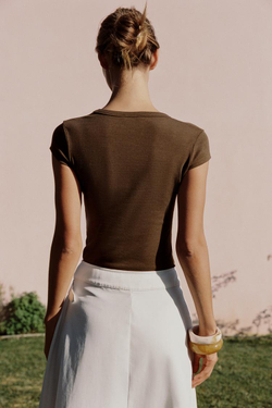 ZARA ФУТБОЛКА С ШИРОКИМ ВЫРЕЗОМ, КОРИЧНЕВЫЙ