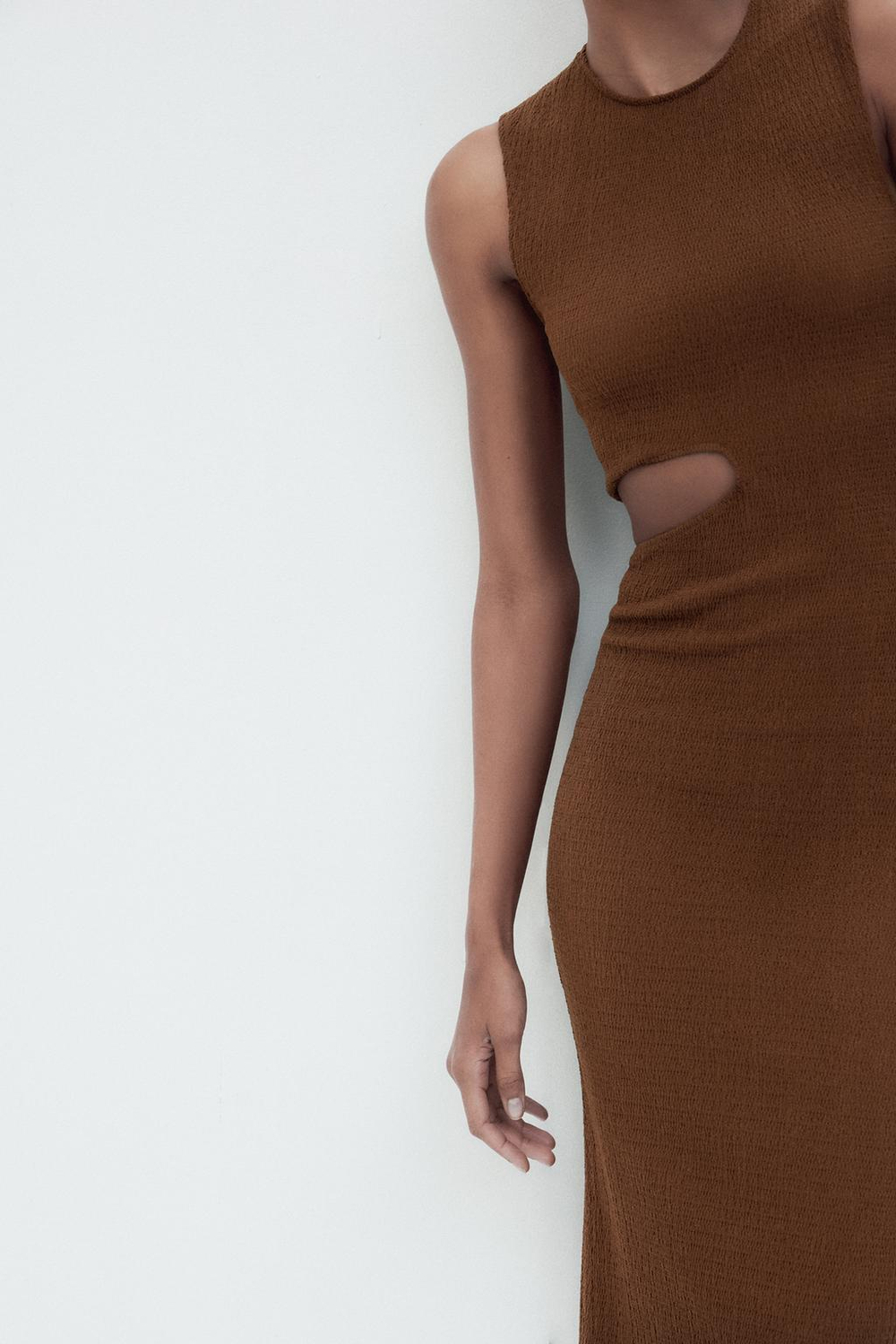 Длинное платье cut out из рельефной ткани