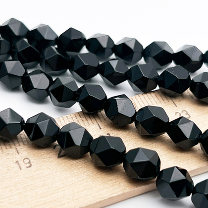 Халцедон тонированный бусины, крупная огранка, цвет черный, размер около 7,5 мм, цена за 12 бусин (1/4 нити)