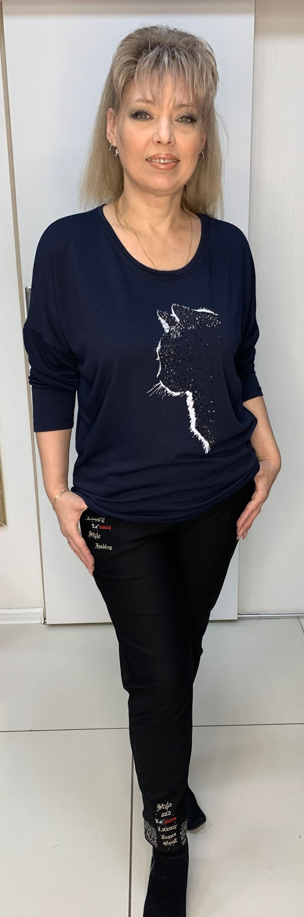 Темно-синий трикотажный блузон со стразовым принтом