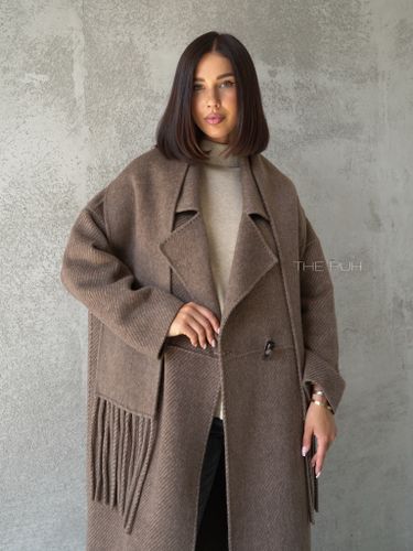 Коричневое пальто с шарфом