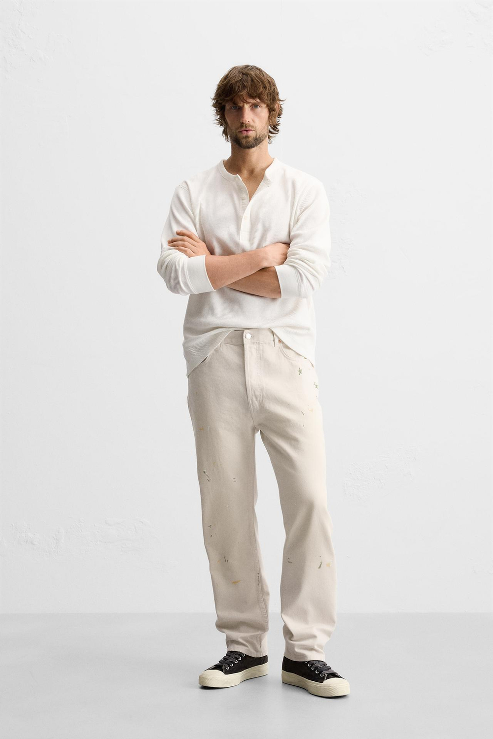 ZARA ДЖИНСЫ STRAIGHT FIT С ПРИНТОМ В ВИДЕ БРЫЗГ КРАСКИ, ЖЕЛТОВАТО-БЕЛЫЙ