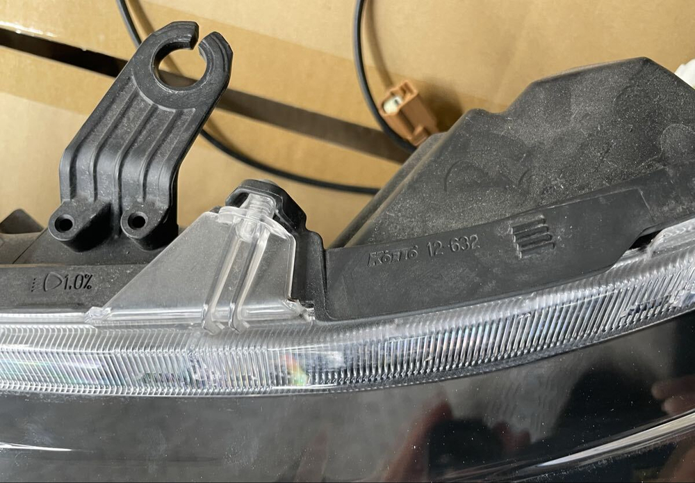 фара левая Toyota Corolla NRE210 ZWE212