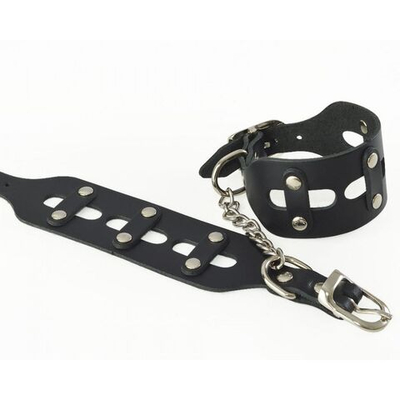 Черные кожаные наручники Цезарь с цепочкой на карабинах (Цвет: черный)