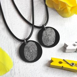 Парные чёрные кулоны подвески с гравировкой отпечатков пальцев на заказ