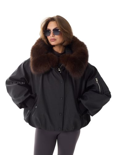 Черная пуховая парка с капюшоном и меховой оторочкой