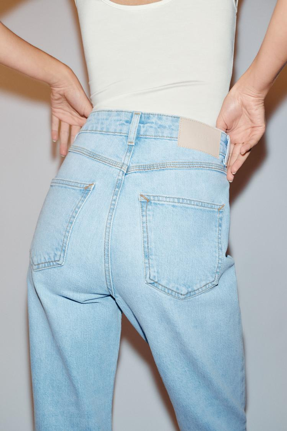 ZARA ДЖИНСЫ Z1975 MOM FIT С ВЫСОКОЙ ПОСАДКОЙ, ГОЛУБОЙ