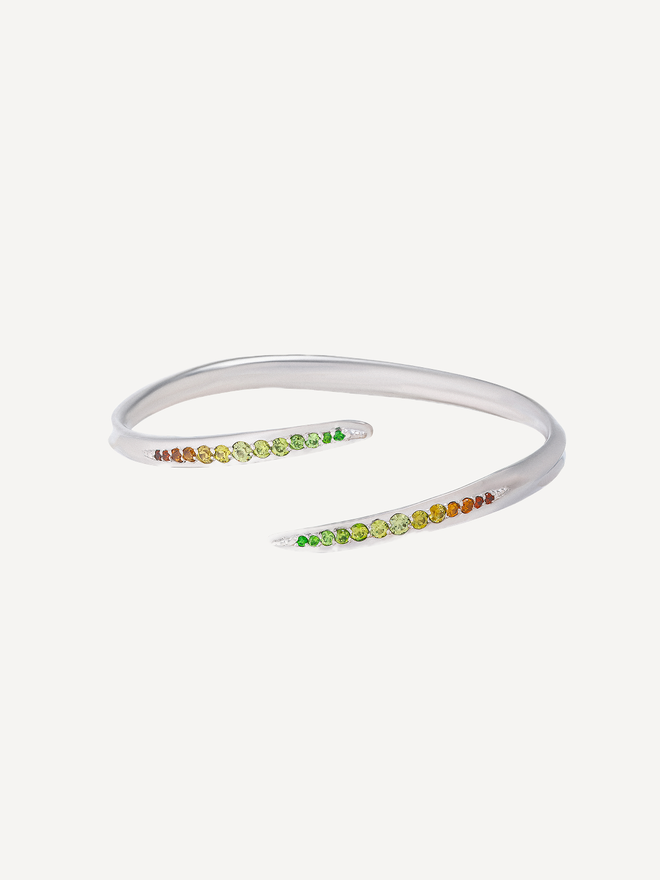 Браслет узкий из серебра со вставками из демантоидов