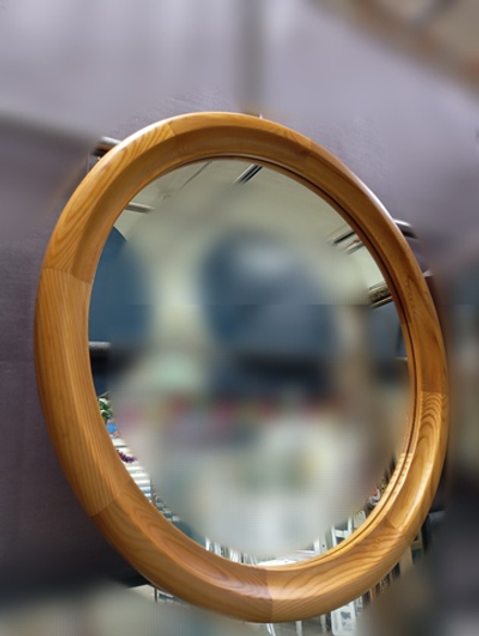 Зеркало круглое в деревянной раме