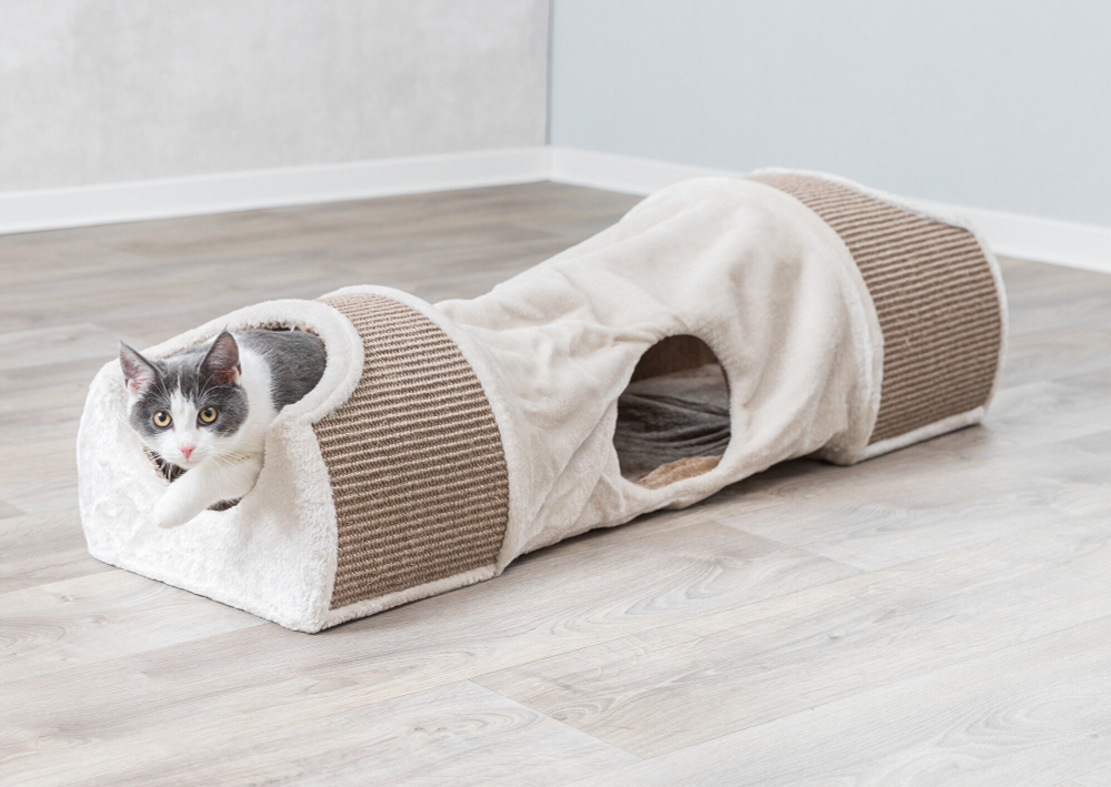 Туннель-когтеточка для кошек Trixie Scratching Tunnel, размер 110x30x38см., светло-серый / коричневый