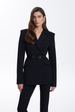 Жакет с объёмными плечами