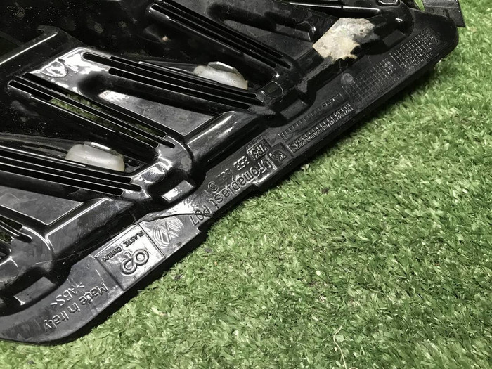 Решетка перед бампера VW Touareg 2 NF 14-18 R-Line