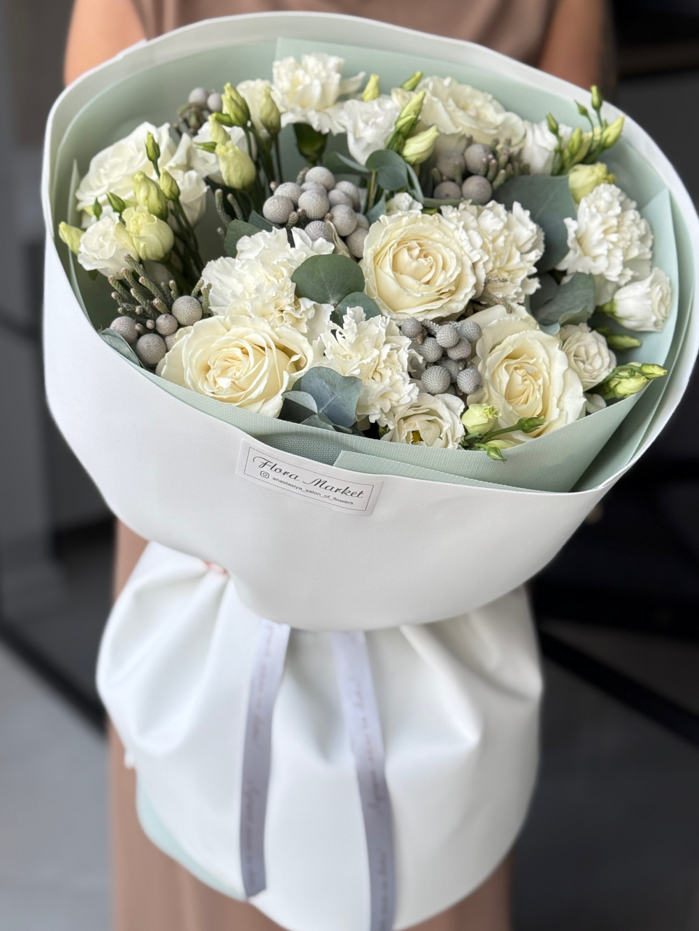 Элегантное сочетание белой гаммы сезонных цветов и зелени в утонченном букете от Флора Маркет