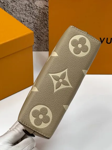 Косметичка Louis Vuitton Cosmetic Pouch Pm кремовый