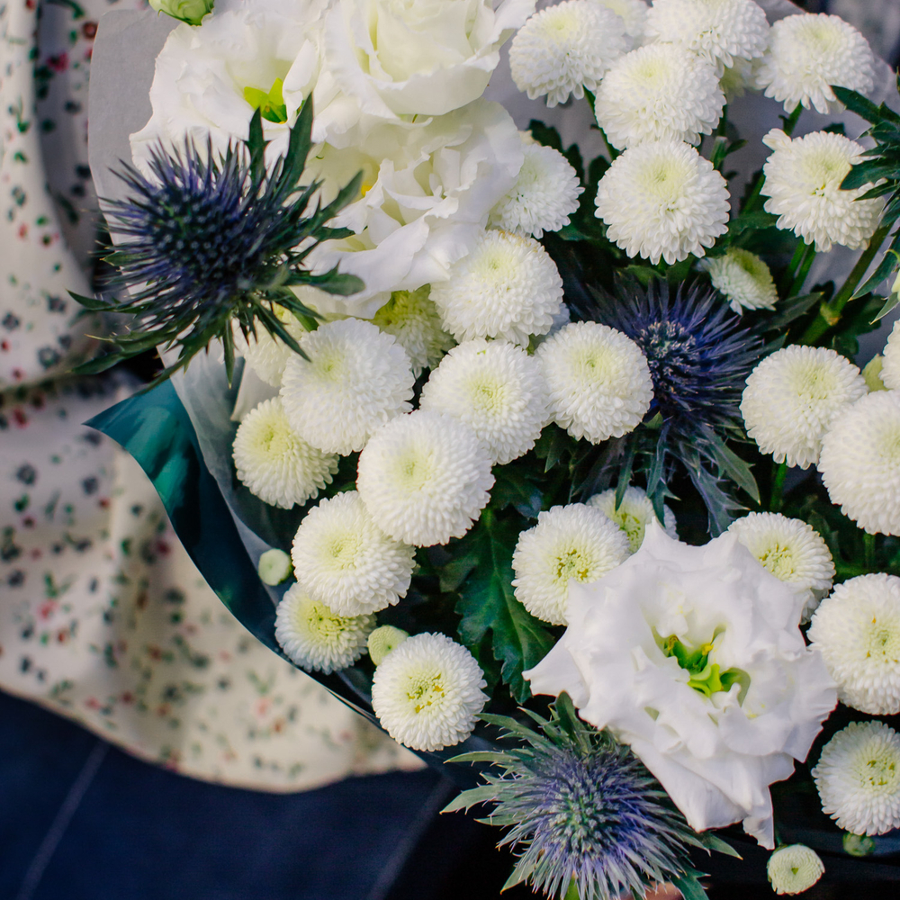 10. Стойкий необычный букет с эрингиумом