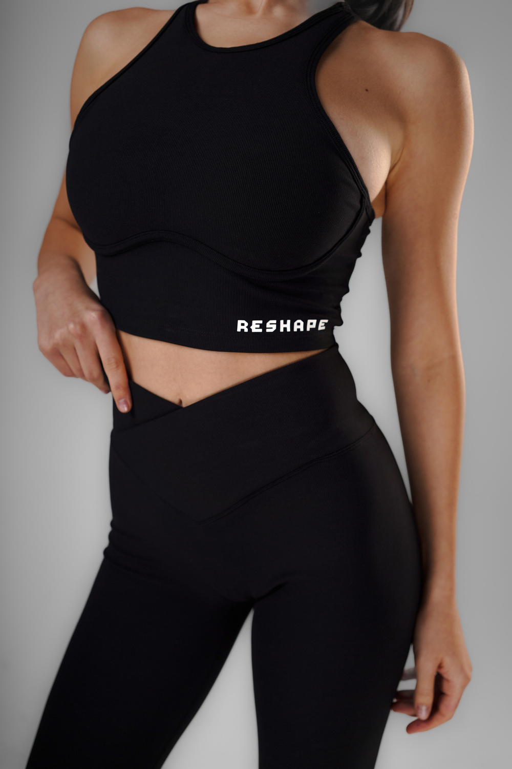 Бесшовный костюм для фитнеса в рубчик с леггинсами с V-образным поясом и топом с моделирующими полосками