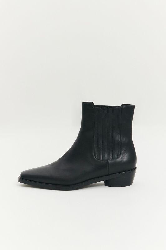 Ботинки-казаки из кожи, черный