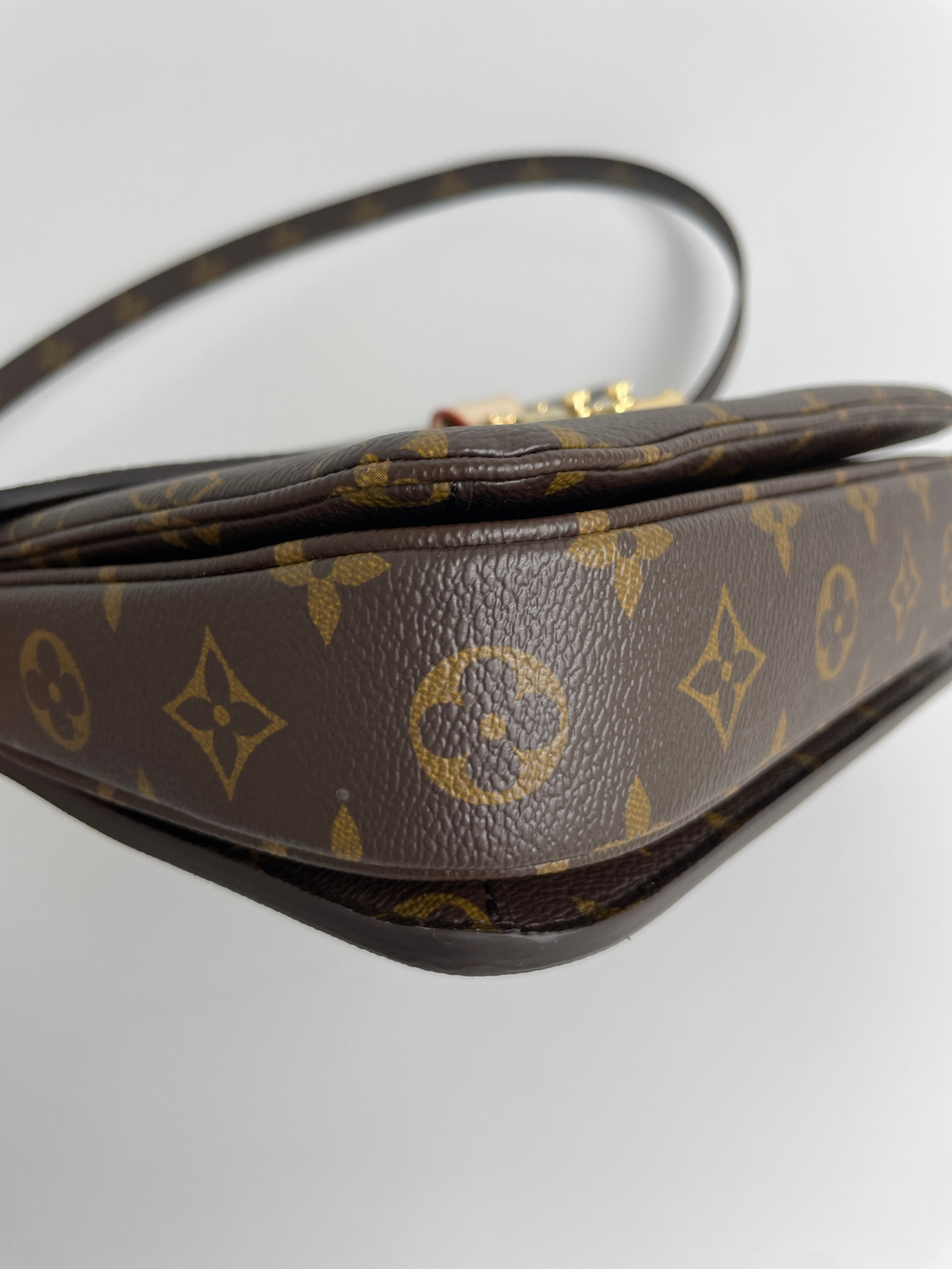 Сумка Louis Vuitton POCHETTE METIS