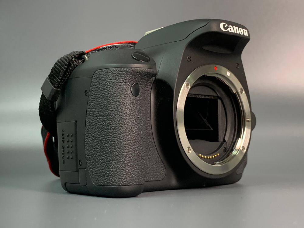 Canon 600D kit 18-55mm 3.5-5.6 IS ll 1.800 кадров