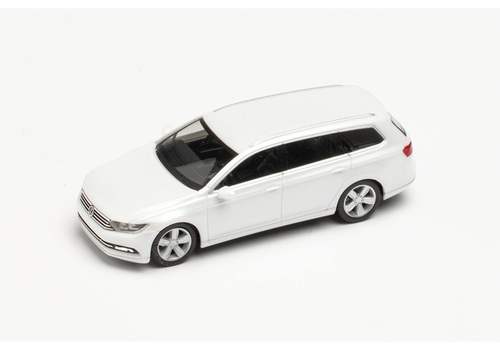 Автомобиль VW Passat универсал, белый