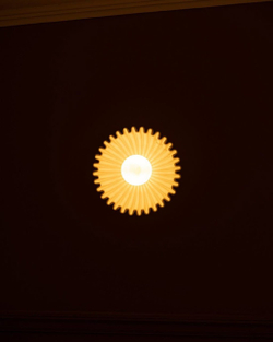 Керамические бра круглой формы в насыщенном тёмно-изумрудном и тёплом жёлтом цветах.