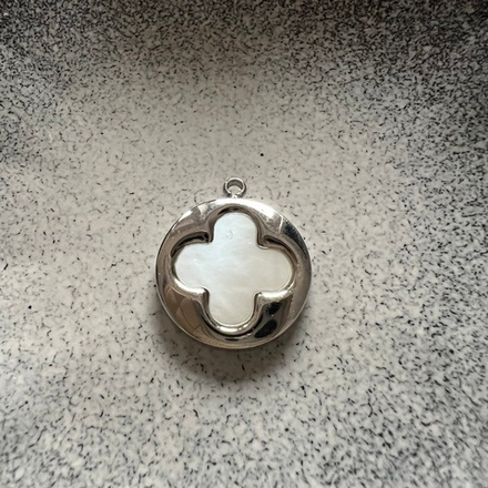 Подвеска Клевер, белый перламутр. Фурнитура для изготовления украшений и аксессуаров.