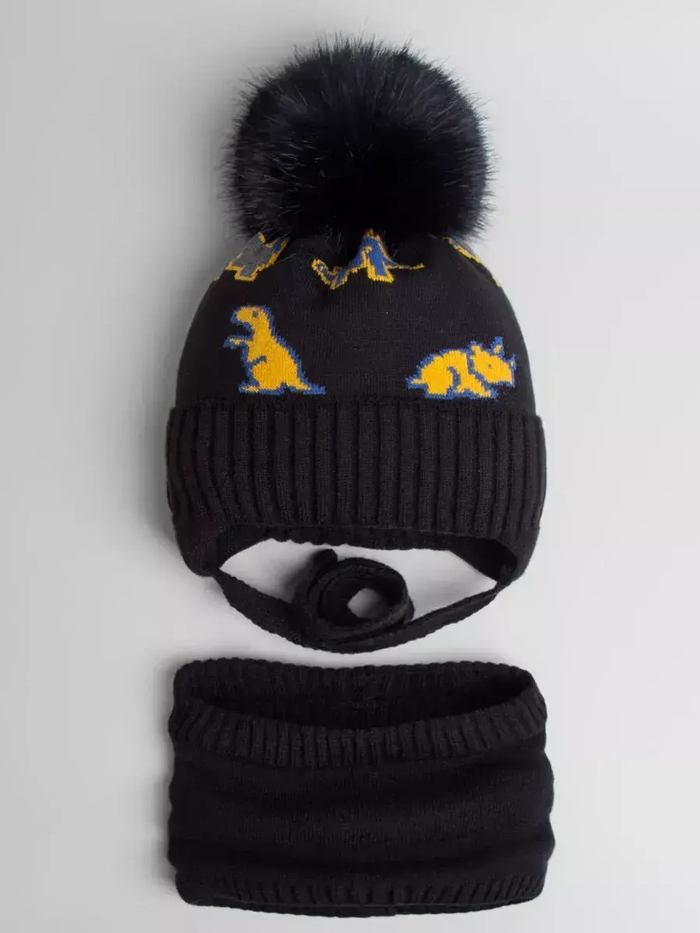 Шапка зимняя для мальчика на завязках и снуд