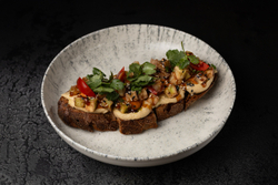 Брускетта с хумусом и овощами