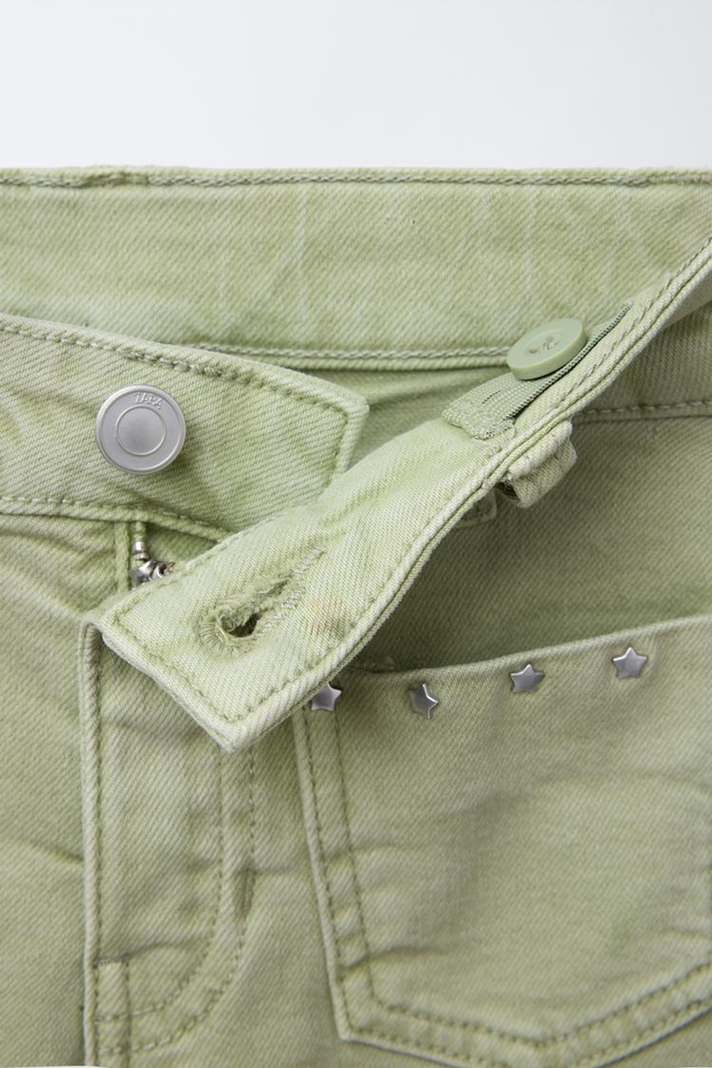 ZARA ДЖИНСОВЫЕ ШОРТЫ С ЗАКЛЕПКАМИ «ЗВЕЗДЫ», ЗЕЛЕНЫЙ