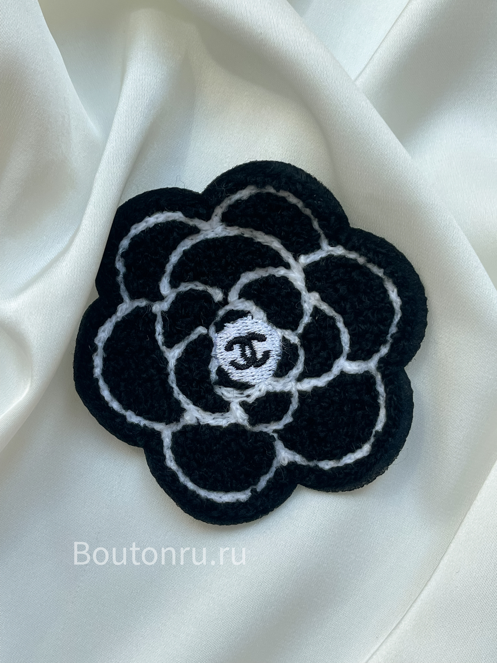 Нашивка Шан. махровая цветок белый с черным 7 см