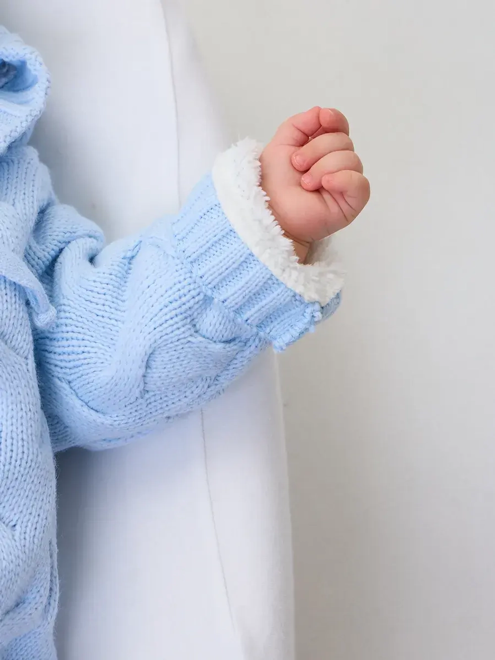 Комплект вязаный новорожденному: комбинезон+шапка+пинетки