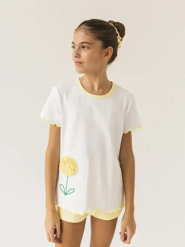 Детский комплект футболка и шорты в лимонно-белом цвете с желтым цветком - Божья Коровка
