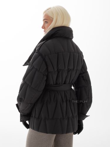 Удлиненный пуховик черного цвета на косой молнии