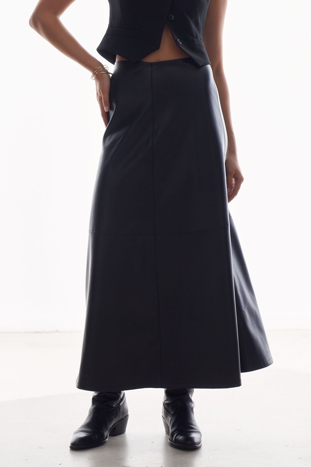 Юбка из экокожи черного цвета