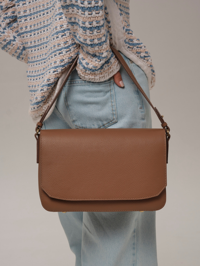 Сумка кожаная на плечо коричневая