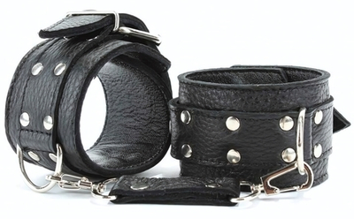 Черные кожаные наручники с пряжкой (Цвет: черный)