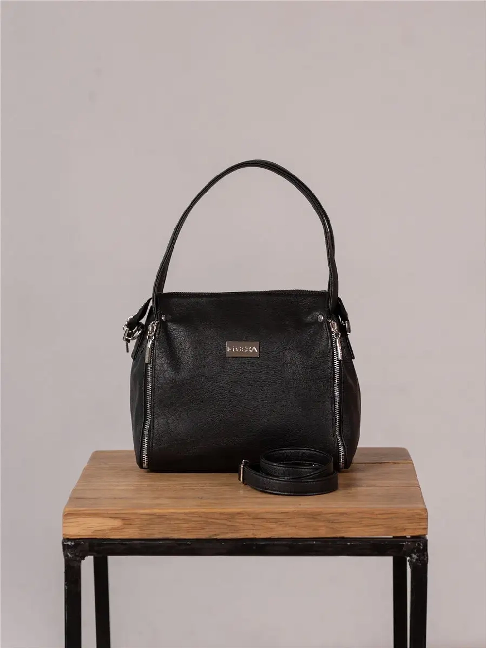 Сумка классическая через плечо на ремне из экокожи