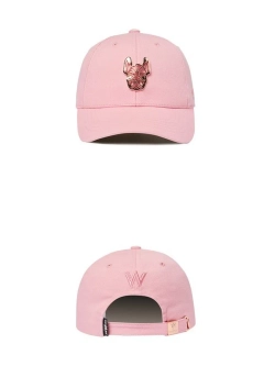 Кепка с жестким козырьком и металлическим логотипом