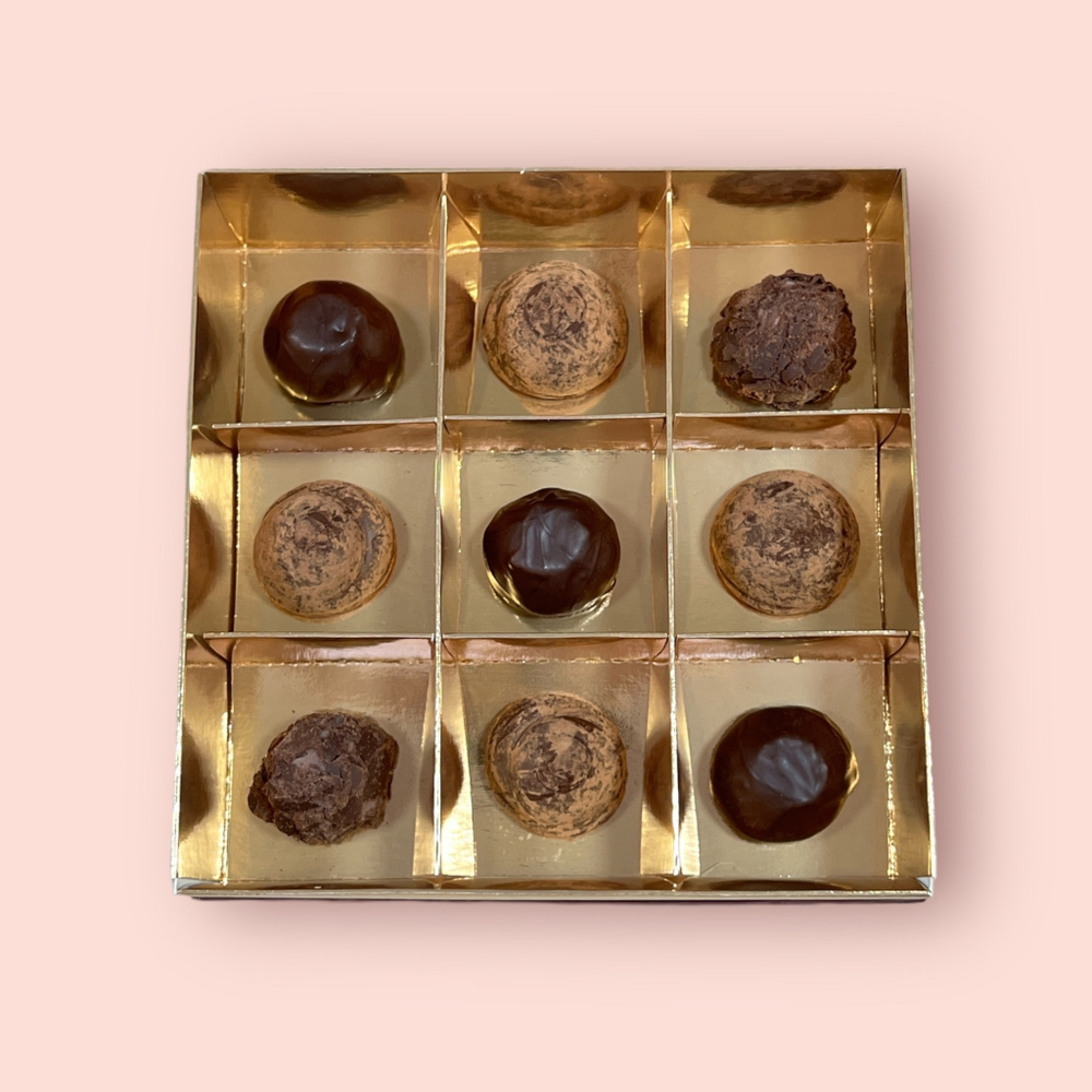 Коробка для конфет ПРЕМИУМ с маленьким окном 160*160*45 (9) (шоколадно-бежевая/золото)