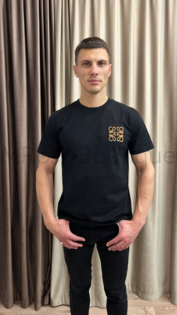 Черная футболка Loewe с декоративной эмблемой на груди