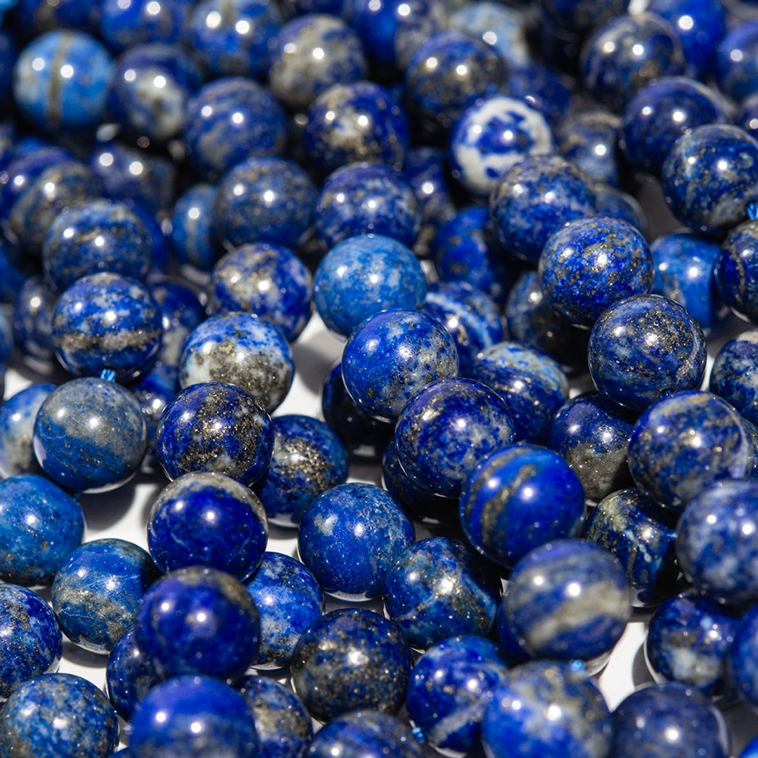Лазурит с вкраплениями пирита натуральный, бусины в форме шара 10,2мм