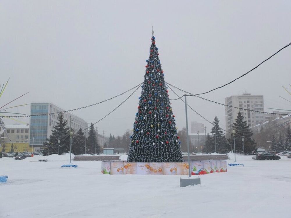 Уличная елка каркасная "Уральская сосна" (бело-зеленая леска) 17 м