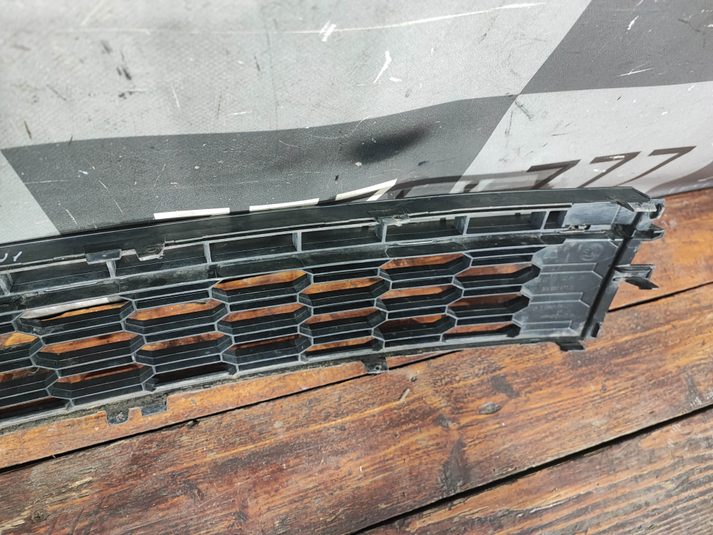 Решетка переднего бампера Skoda Rapid 1 17-20 Б/У Оригинал 5JA853677D