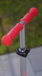 Самокат Maxi Micro Deluxe Glow Plus (светящийся) LED красное сияние