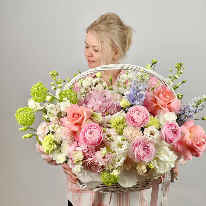 Цветочная композиция в корзине Признание