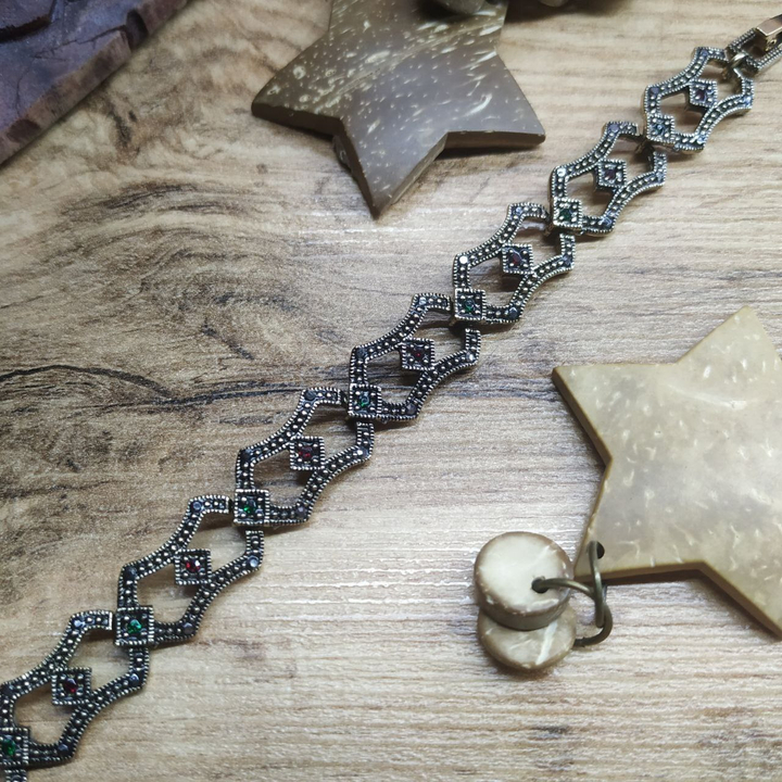 Браслет Vogue Прямоугольник с отверстием ромбики стразы графитовые металл золотистый на красном бархате