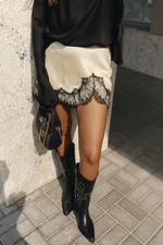 Юбка мини с разрезом и кружевом lime